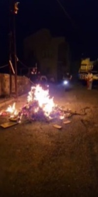 Motosikletli ateşin üstünden geçti
