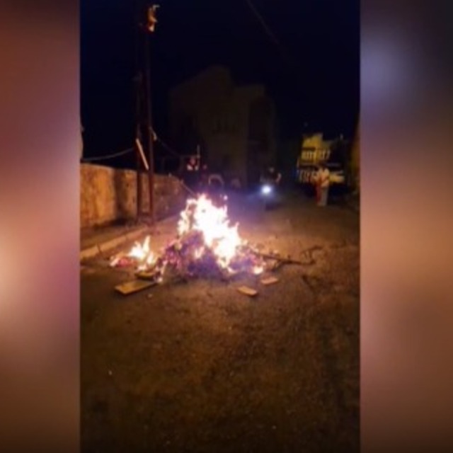 Motosikletli ateşin üstünden geçti