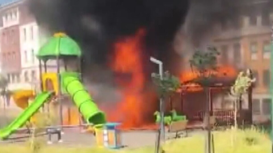 Çocuk parkı alevlere teslim oldu