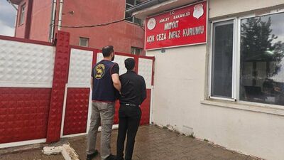 Firari hükümlü saz çalarken yakalandı