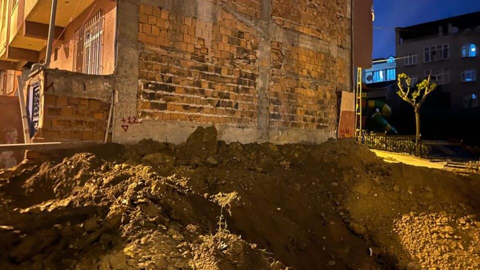 Temel kazısında bina hasar gördü