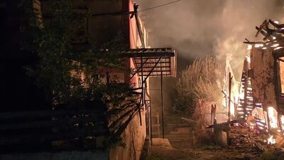 Yangında 3 ev kullanılamaz hale geldi