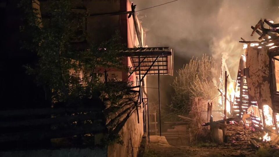 Yangında 3 ev kullanılamaz hale geldi