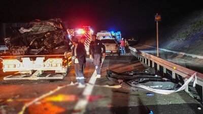 Otomobiller kafa kafaya çarpıştı! 4 ölü, 1 yaralı