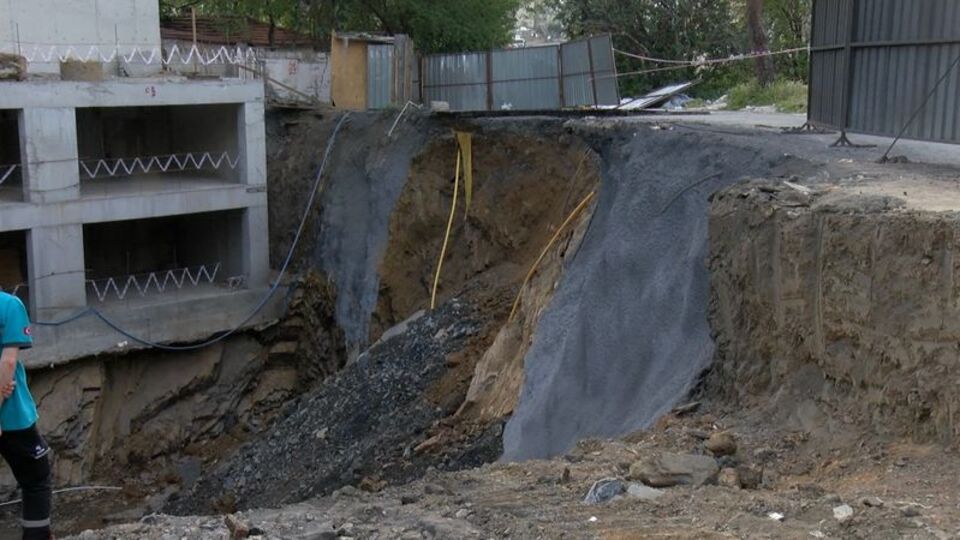 İnşaat çalışmasında yol çöktü!