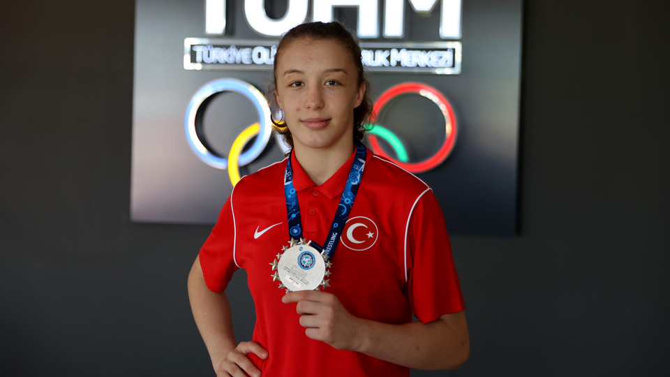 Milli güreşçi Eylem Engin'den altın madalya!