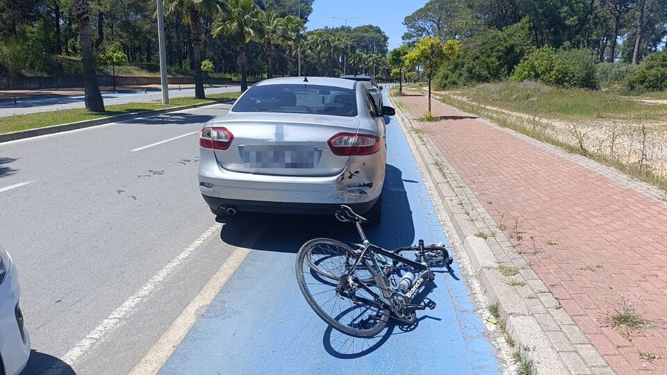 Bisiklet yolundaki araca çarptı!