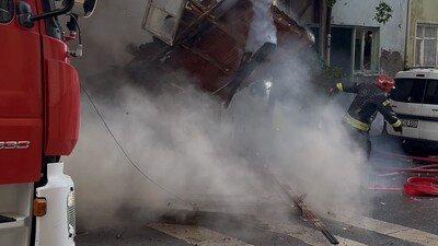 Yangın sırasında duvar itfaiye erlerinin üzerine çöktü!