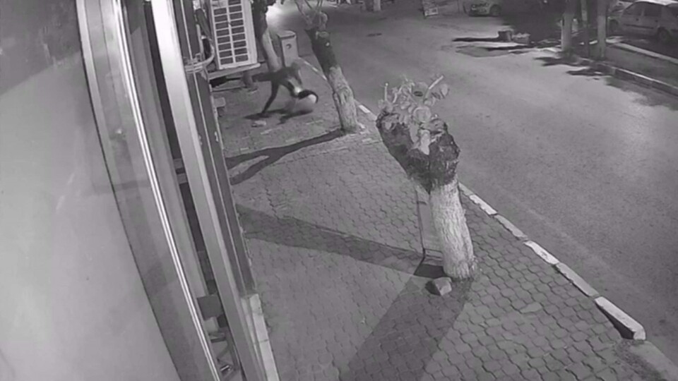 Komşu kâbusu! Genç kızı takip edip boynundan bıçakladı!