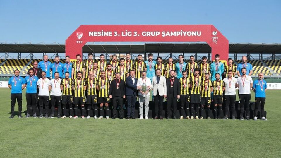 Yenilgisiz şampiyon Aliağa FK, kupayı kaldırdı!