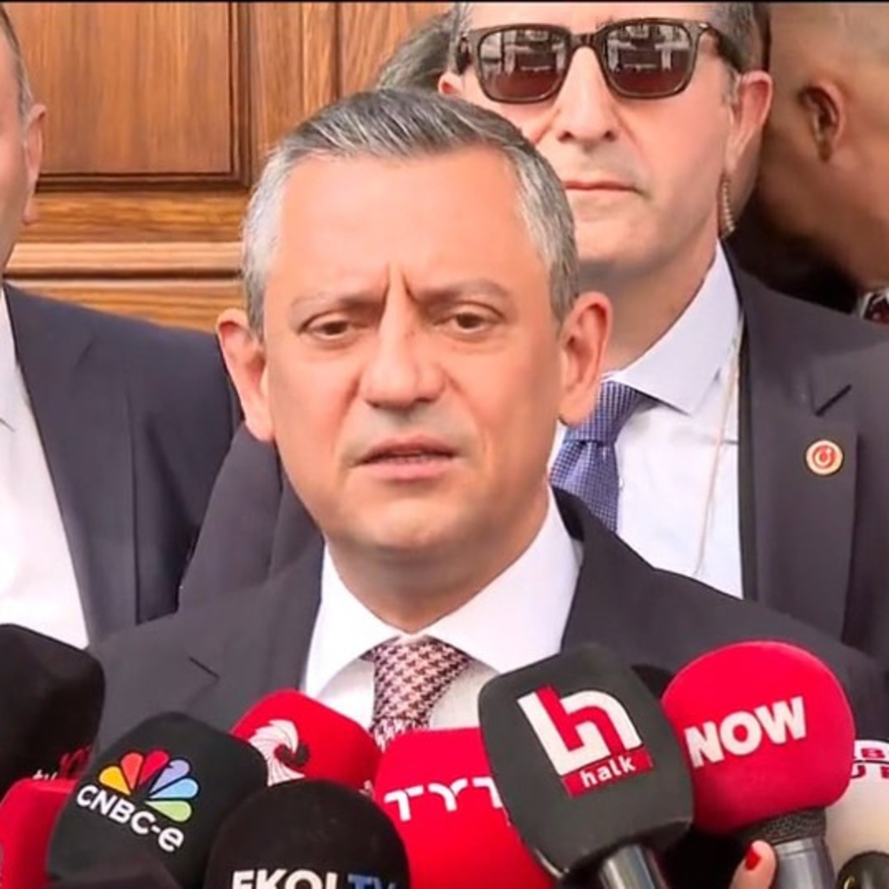 Özgür Özel'den TÜSİAD'a Ziyaret: İş Dünyası ve Siyaset Arasındaki İlişkiler Güçleniyor!