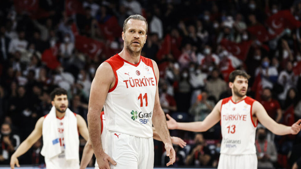 Oğuz Savaş basketbolu bıraktı