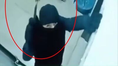 Mardin'de kar maskeli 4 kişi husumetlilerinin kapısını parçaladı!