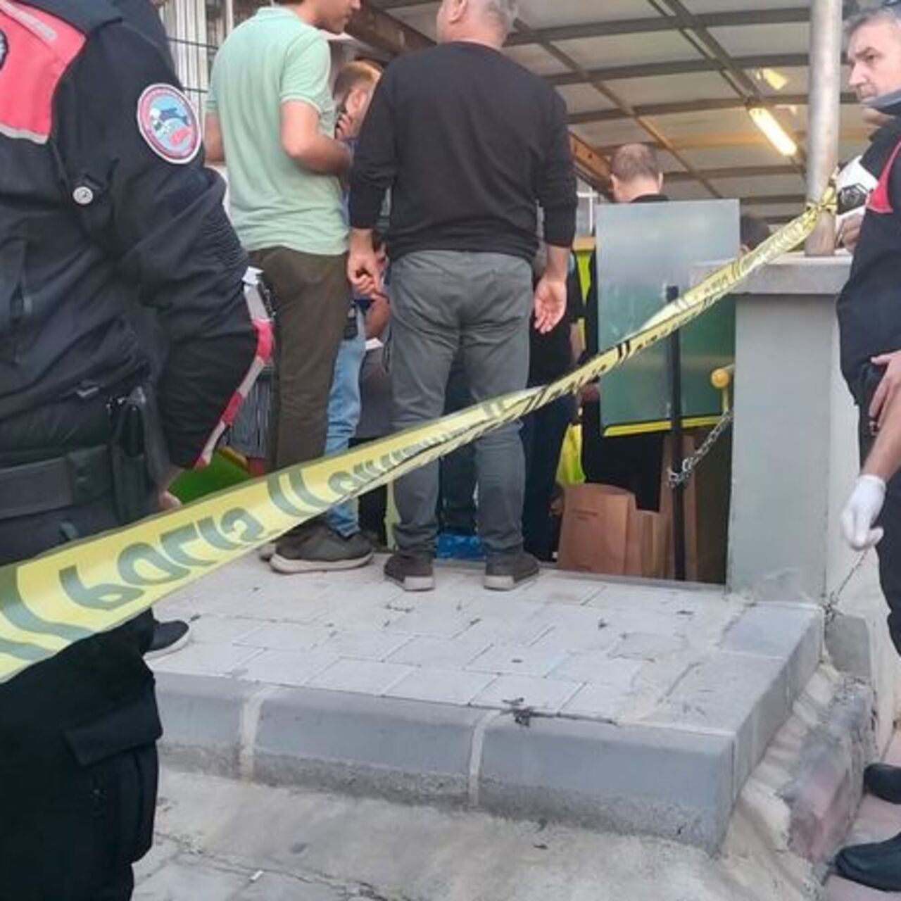 Eski eşini alt geçitte vurarak öldürdü