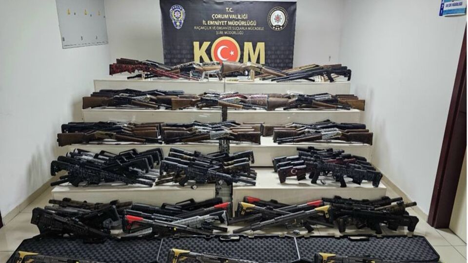 Araçtan 118 ruhsatsız av tüfeği çıktı