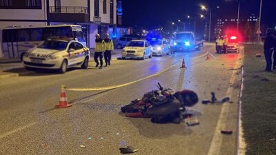 Refüje çarpan motosikletin sürücüsü öldü