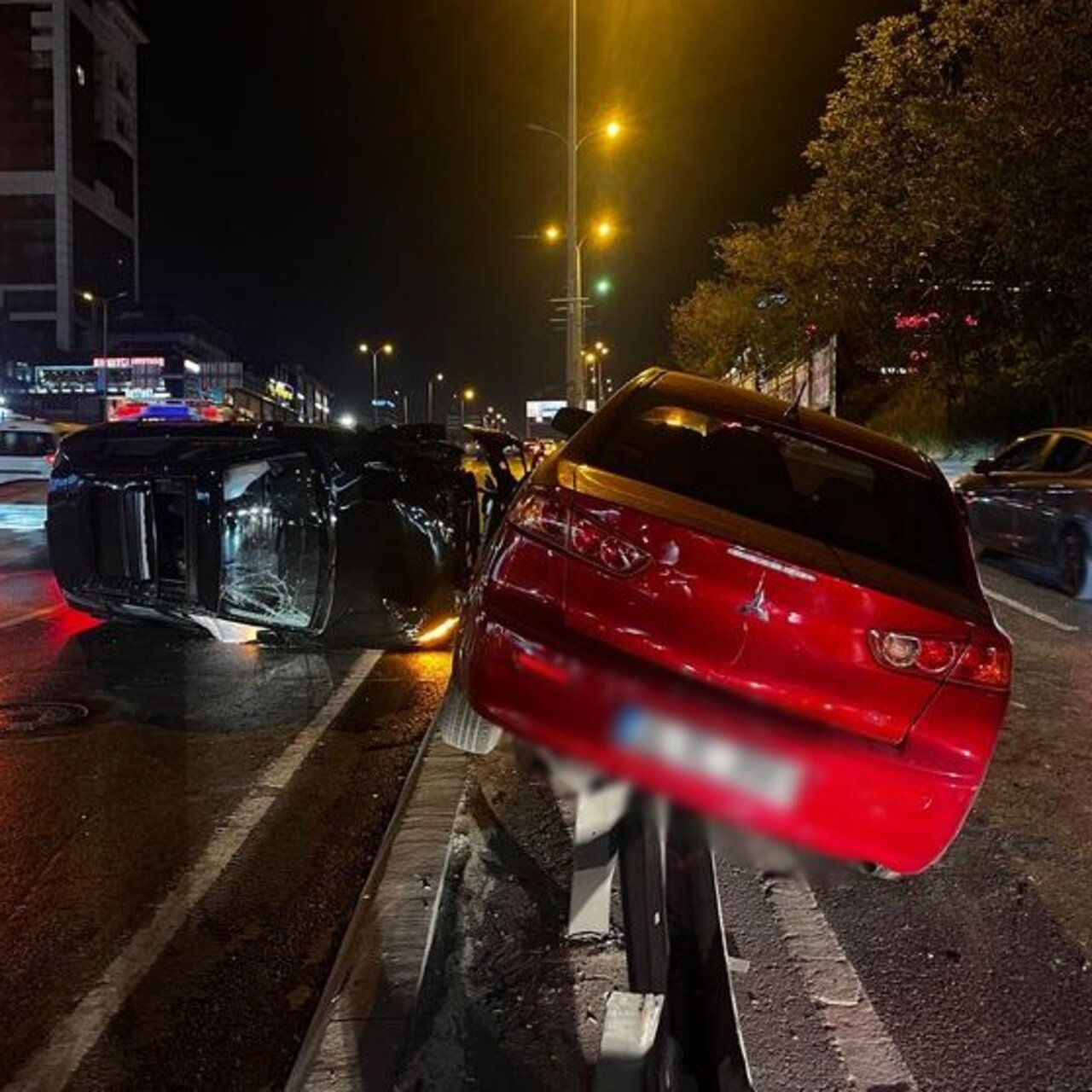 Esenyurt'ta 3 otomobil çarpıştı: 2 yaralı