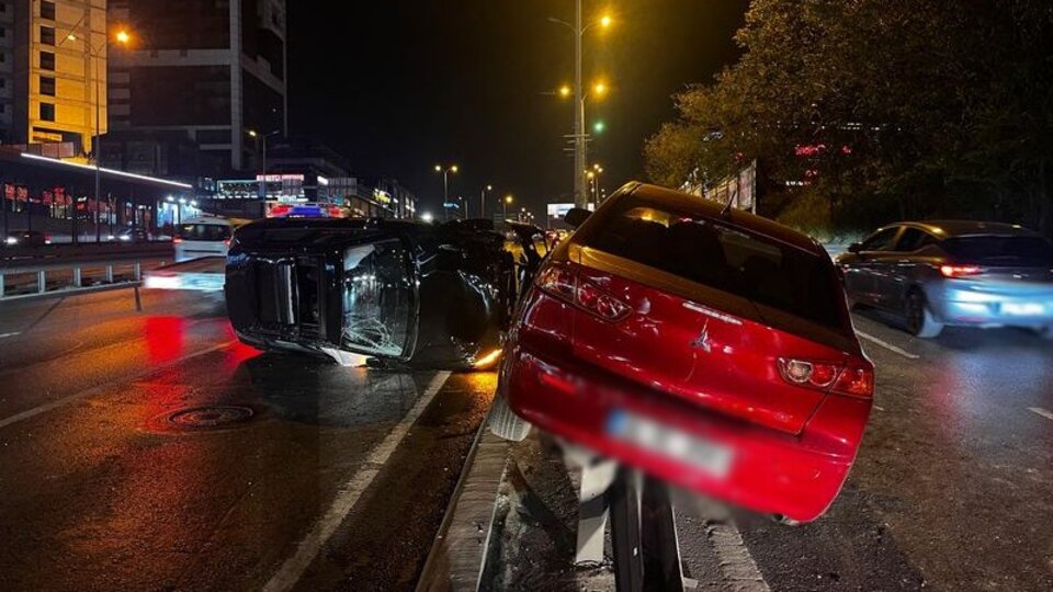 Esenyurt'ta 3 otomobil çarpıştı: 2 yaralı