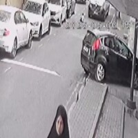 Abisinin okul servisinin altında kaldı!
