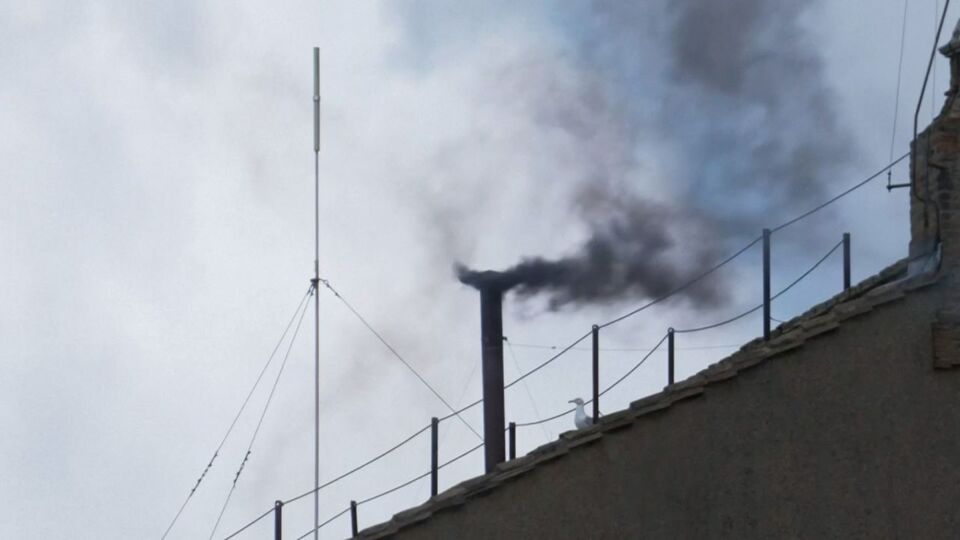 Papa seçiminde ikinci günde de siyah dumanlar