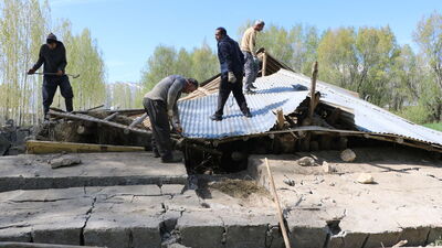 Ahır çöktü: 2 büyükbaş ile 50 tavuk öldü