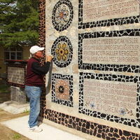 Emekli işçinin vefası duygulandırdı! Volkanik taşlardan yaptı