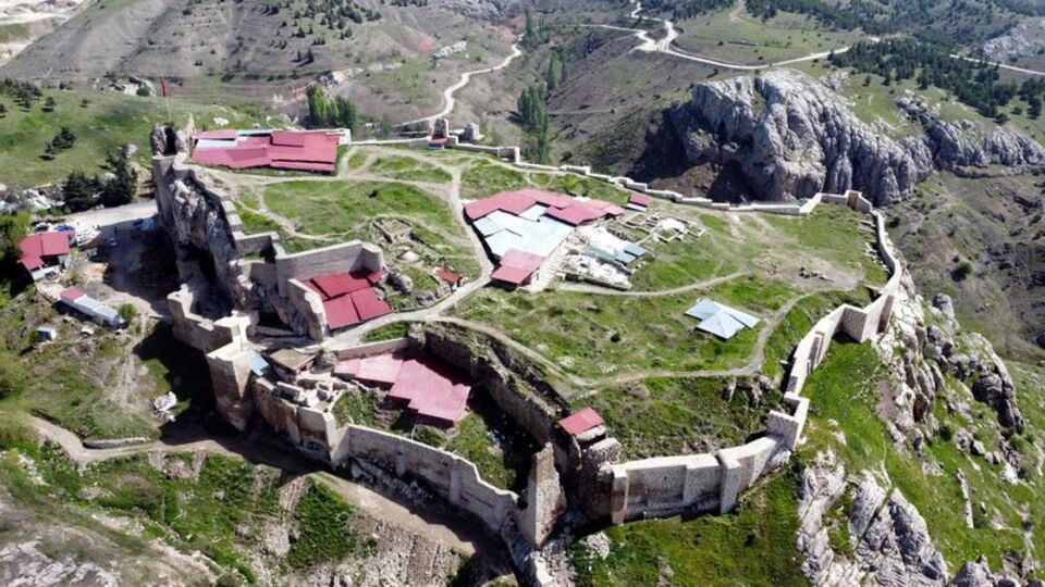 Vali ilk kazmayı vurdu, 5 bin yıllık kalede kazı başladı