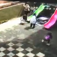 Kreşte ölümden döndü! Küçük çocuk inşaat alanına düştü!