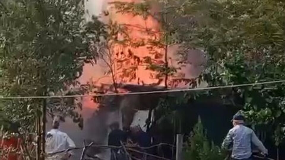 Binaların arasındaki odunluk yandı