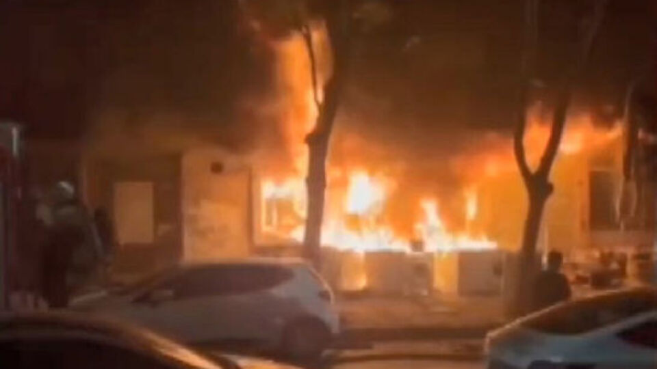 Beyaz eşya mağazası yangında küle döndü