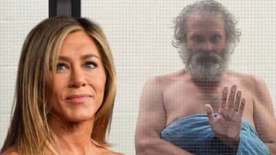 Mahkemeye üstü çıplak çıktı