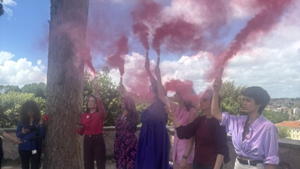 Katolik kadınlardan Kilise'ye 'pembe dumanlı' protesto