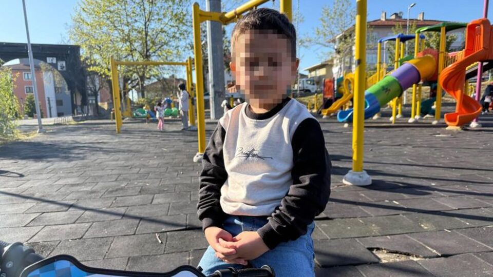 Parkta oynarken alkol şişesini su zannederek içen çocuk fenalaştı