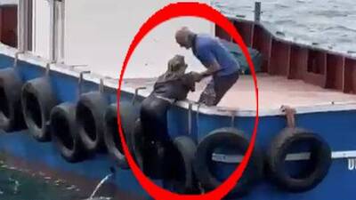 Bir kadın yolcu vapurundan düştü, balıkçı kurtardı