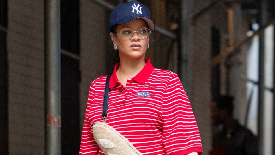 Baget ekmek şeklindeki çantasıyla dikkat çekti