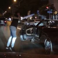 Trafikte döner bıçaklı saldırı! O anlar kamerada