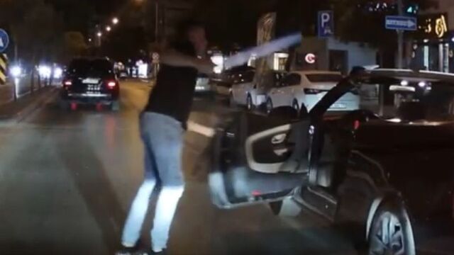 Trafikte döner bıçaklı saldırı! O anlar kamerada