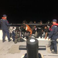 İzmir açıklarında 28 düzensiz göçmen yakalandı