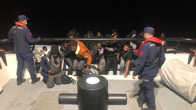 İzmir açıklarında 28 düzensiz göçmen yakalandı