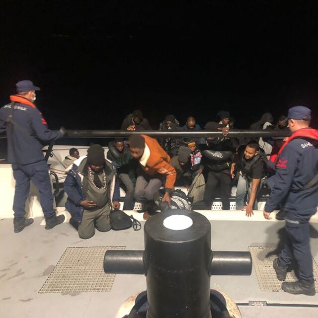 İzmir açıklarında 28 düzensiz göçmen yakalandı