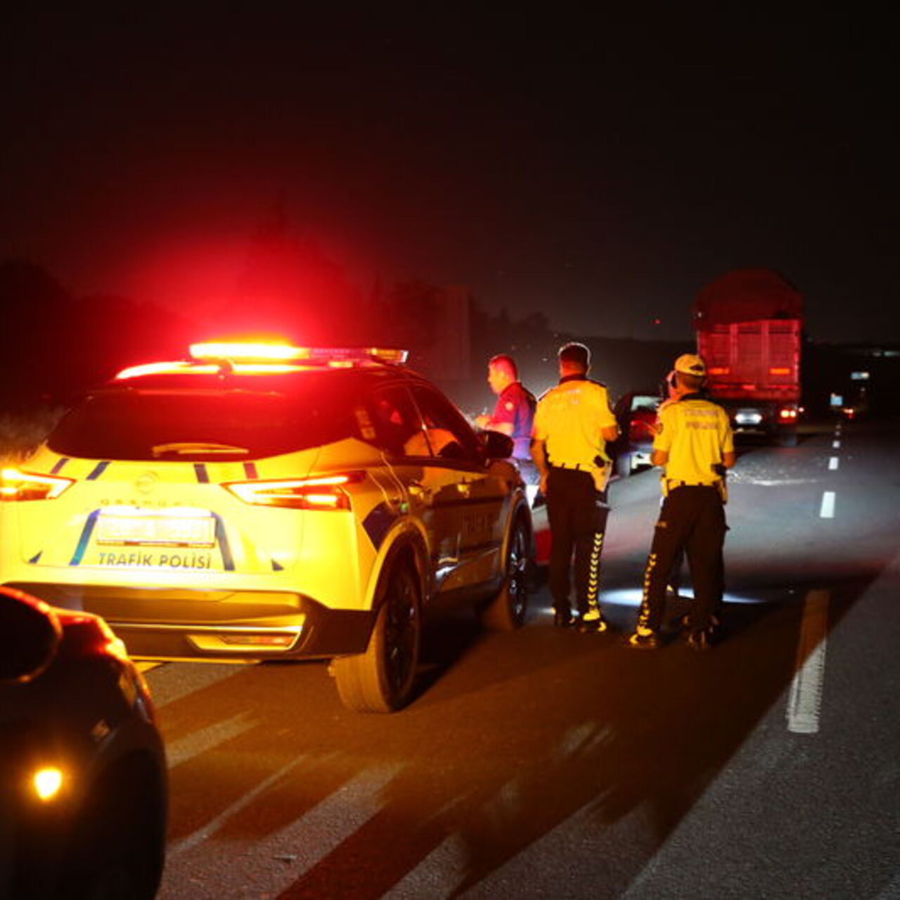 'Dur' ihtarına uymayan sürücü, polise çarptı