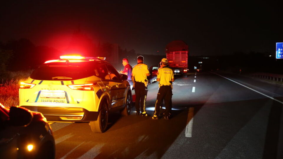 'Dur' ihtarına uymayan sürücü, polise çarptı