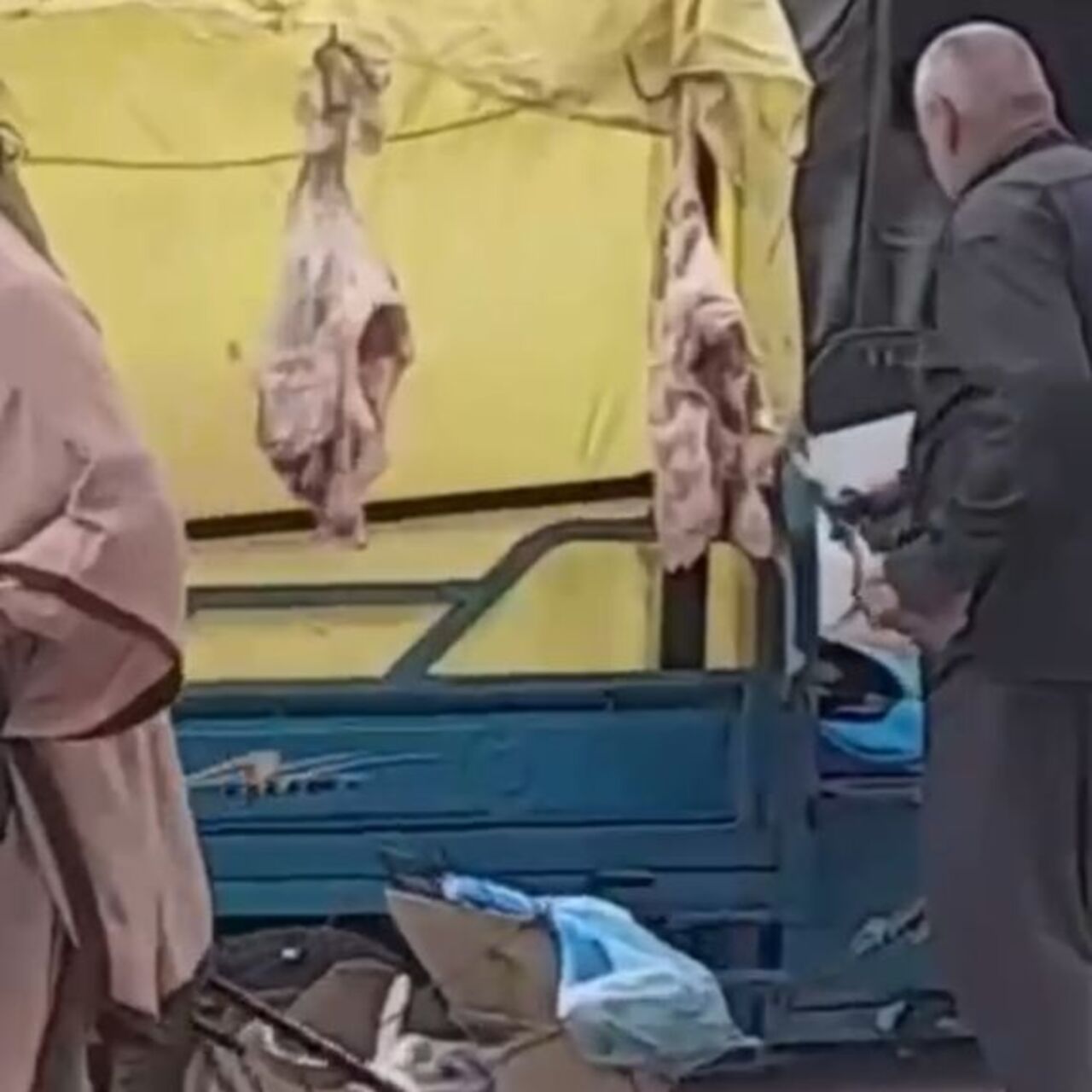 Adana'da sokakta et satışına tepki