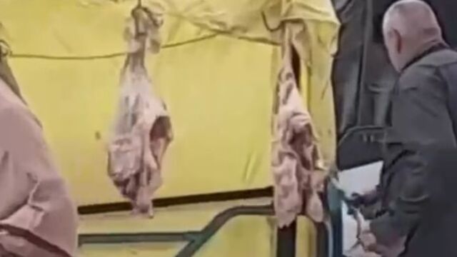 Adana'da sokakta et satışına tepki