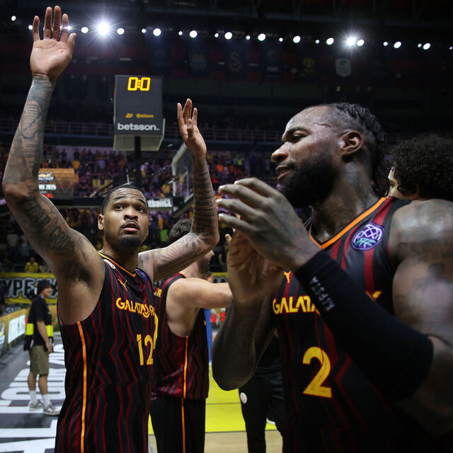 G.Saray Şampiyonlar Ligi'nde kupa için parkede