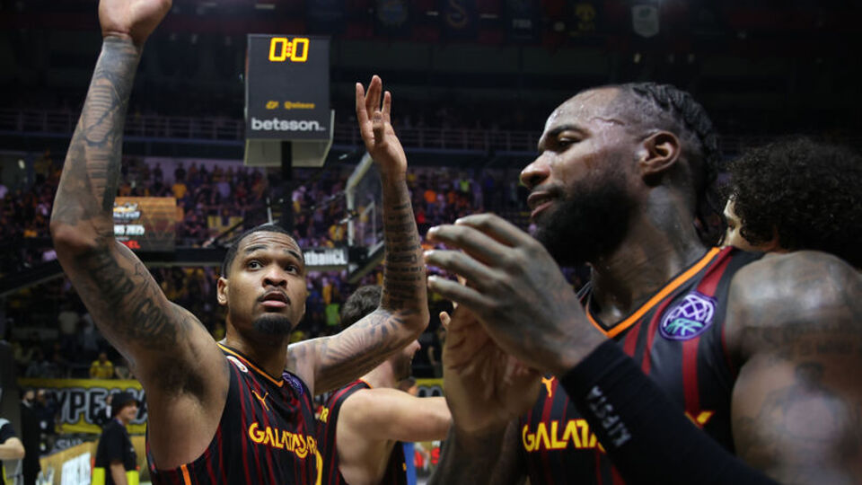 G.Saray Şampiyonlar Ligi'nde kupa için parkede