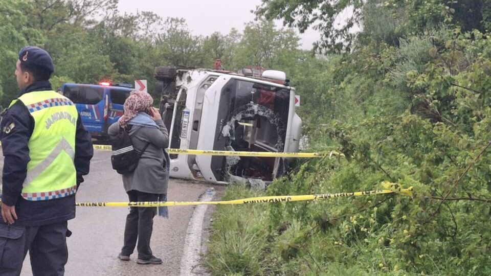 Tur otobüsü devrildi: 2'si ağır 18 yaralı!
