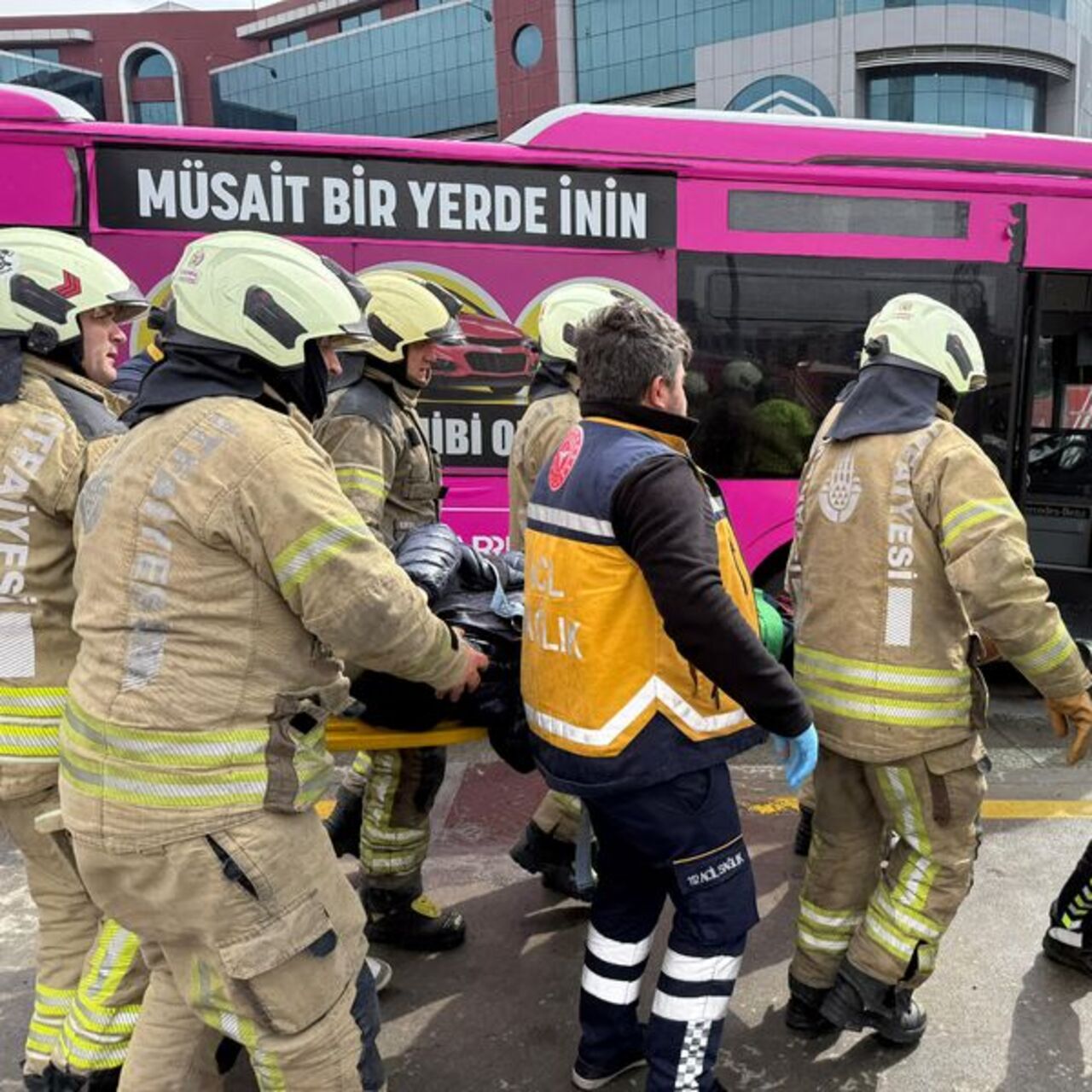 Metrobüs kazası can aldı: 1'ölü, 40 yaralı