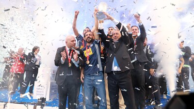 Sarıyer şampiyonluk kupasını aldı!