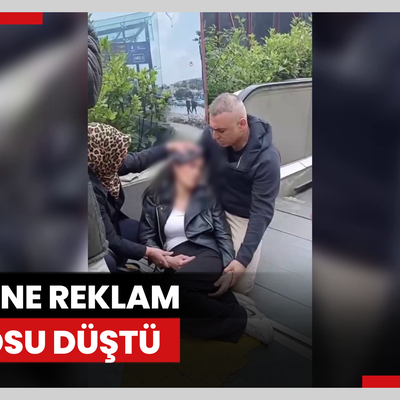Üzerine reklam panosu düştü